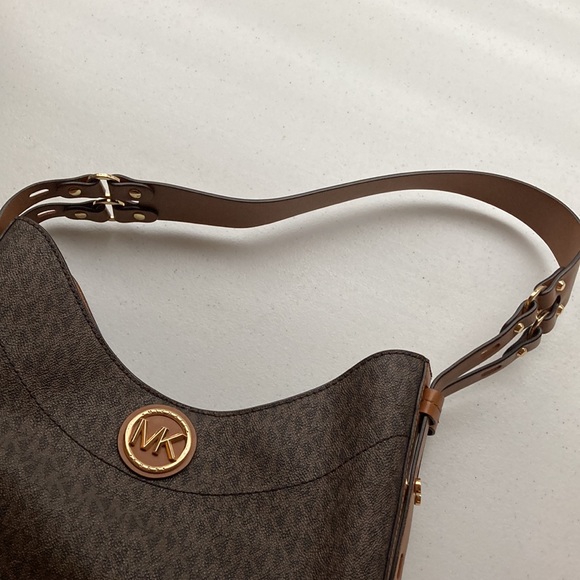 Michael Kors Purse. Logo leather. Adjustable straps. Dark and light brown - Picture 5 of 6